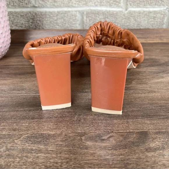 Lulus Slides Size 7.5 - Picture 2 of 3